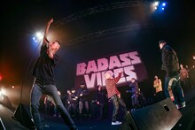 KOHHと仲間たち。（撮影：岸田哲平）