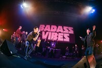 KOHHと仲間たち。（撮影：岸田哲平）