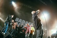 KOHHと仲間たち。（撮影：岸田哲平）