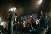 KOHHと仲間たち。（撮影：岸田哲平）