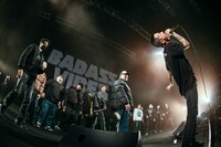 KOHHと仲間たち。（撮影：岸田哲平）