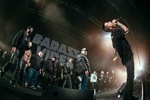 KOHHと仲間たち。（撮影：岸田哲平）