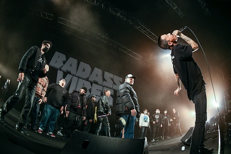 KOHHと仲間たち。（撮影：岸田哲平）