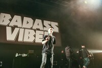 ステージにマイクを置くKOHH。