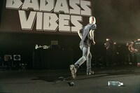 ステージにマイクを置いて去るKOHH。（撮影：岸田哲平）