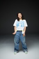 DOTバージョンバージョンのTシャツを着用した小泉今日子。