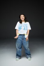 DOTバージョンバージョンのTシャツを着用した小泉今日子。