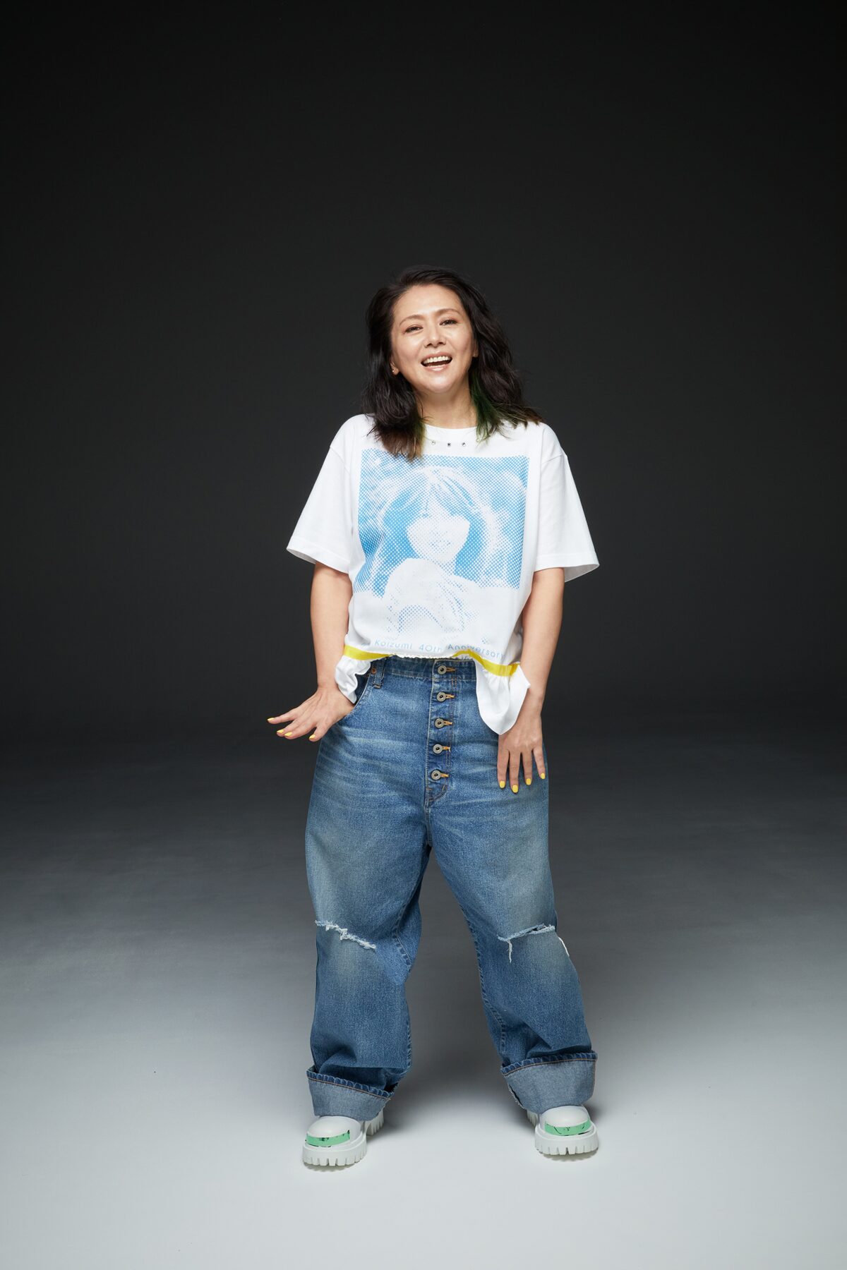 DOTバージョンバージョンのTシャツを着用した小泉今日子。 [画像 
