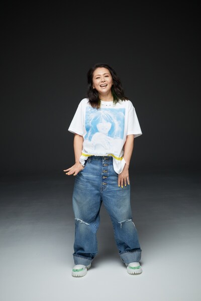 DOTバージョンバージョンのTシャツを着用した小泉今日子。