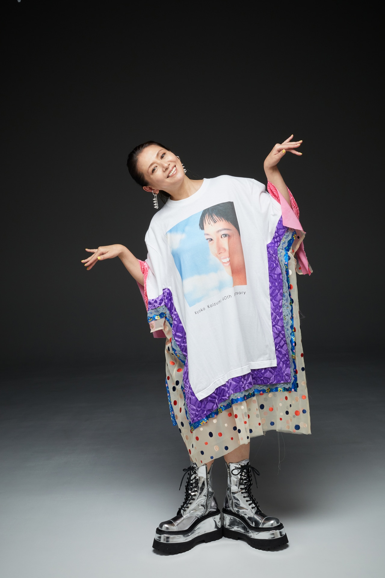 FLAPPERバージョンのTシャツを着用した小泉今日子。