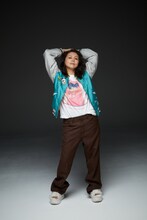 IDOLバージョンのTシャツを着用した小泉今日子。