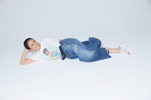 LOVELY BOYバージョンのTシャツを着用した小泉今日子。