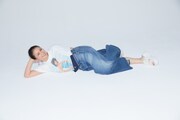 人気画像10位は「小泉今日子、デビューからの40年間を表現した新アーティスト写真5種類公開」より、LOVELY BOYバージョンのTシャツを着用した小泉今日子。