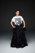 TRAVEL ROCKバージョンのTシャツを着用した小泉今日子。