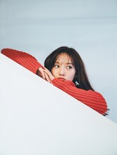 新内眞衣「夜が明けたら」紀伊國屋書店版裏表紙（撮影：東京祐）