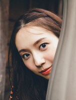 新内眞衣「夜が明けたら」楽天ブックス版裏表紙（撮影：東京祐）