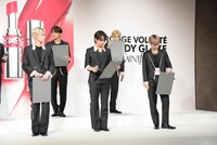 左から白岩瑠姫、河野純喜、大平祥生、鶴房汐恩、豆原一成。