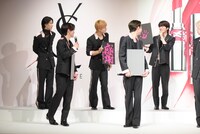 木全翔也の手形に突っ込むメンバーたち。