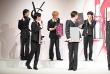 木全翔也の手形に突っ込むメンバーたち。