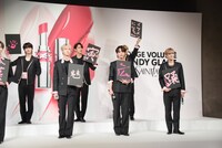 左から木全翔也、白岩瑠姫、河野純喜、大平祥生、鶴房汐恩、豆原一成。