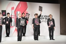 左から木全翔也、白岩瑠姫、河野純喜、大平祥生、鶴房汐恩、豆原一成。