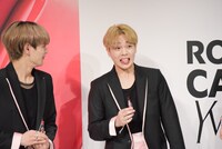 左から豆原一成、鶴房汐恩。