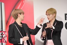 左から豆原一成、鶴房汐恩。