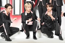 大平祥生（右）を手で呼ぶ白岩瑠姫（中央）。