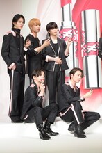 フォトセッションに応じるJO1。