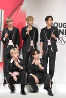 フォトセッションに応じるJO1。