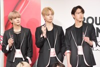 左から豆原一成、鶴房汐恩、河野純喜。