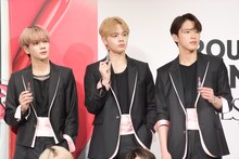 左から豆原一成、鶴房汐恩、河野純喜。