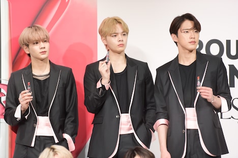 左から豆原一成、鶴房汐恩、河野純喜。