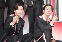 左から川西拓実、川尻蓮。