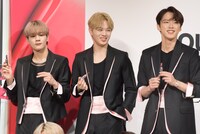 左から豆原一成、鶴房汐恩、河野純喜。