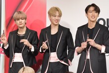 左から豆原一成、鶴房汐恩、河野純喜。