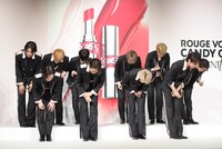 お辞儀をするJO1。