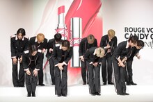 お辞儀をするJO1。