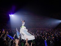 「NANA MIZUKI LIVE RUNNER 2020 → 2022」の様子。（撮影：上飯坂一、高田真紀子）