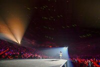 「NANA MIZUKI LIVE RUNNER 2020 → 2022」の様子。（撮影：上飯坂一、高田真紀子）