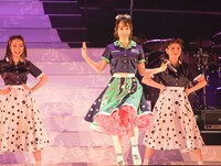 水樹奈々（撮影：上飯坂一、高田真紀子）