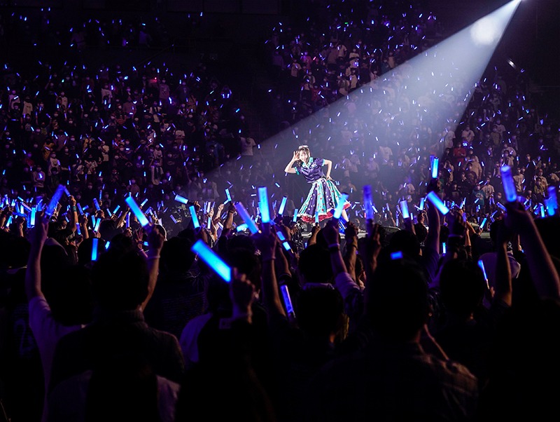 「NANA MIZUKI LIVE RUNNER 2020 → 2022」の様子。（撮影：上飯坂一、高田真紀子）