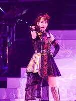 水樹奈々（撮影：上飯坂一、高田真紀子）