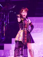 水樹奈々（撮影：上飯坂一、高田真紀子）