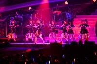 「NANA MIZUKI LIVE RUNNER 2020 → 2022」の様子。（撮影：上飯坂一、高田真紀子）