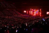 「NANA MIZUKI LIVE RUNNER 2020 → 2022」の様子。（撮影：上飯坂一、高田真紀子）