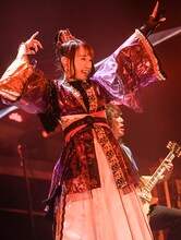 水樹奈々（撮影：上飯坂一、高田真紀子）