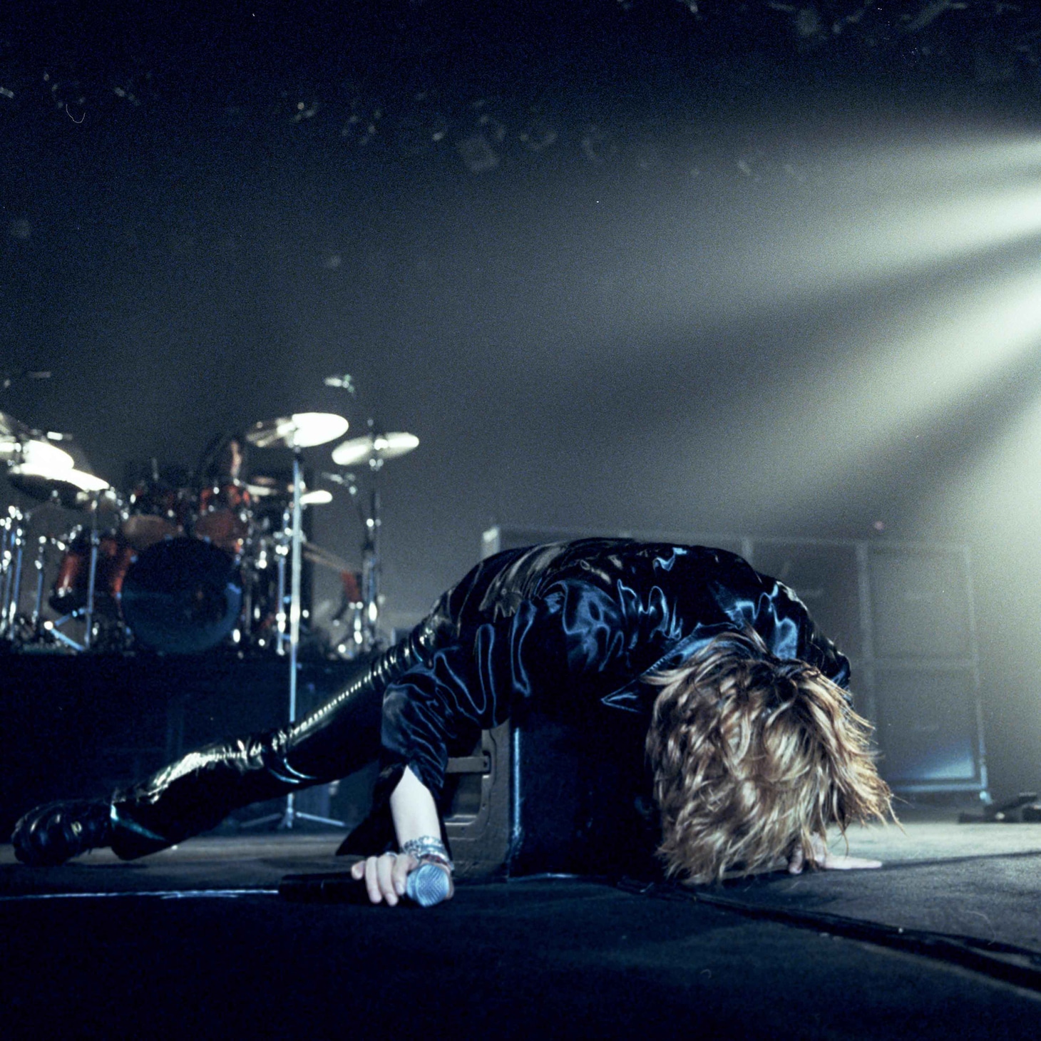 「THE YELLOW MONKEY PUNCH DRUNKARD TOUR 1998/99写真集」（仮）より。