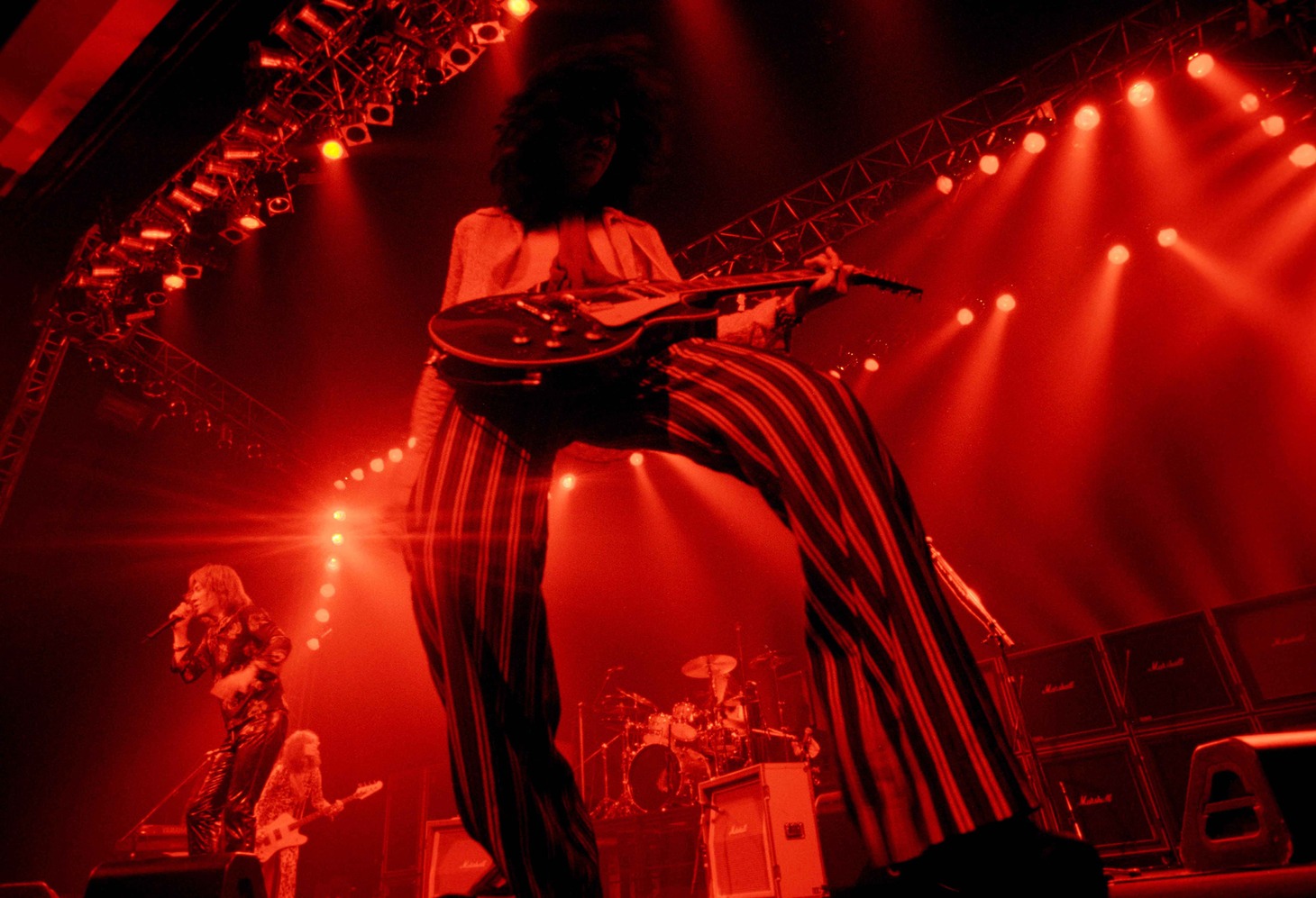 「THE YELLOW MONKEY PUNCH DRUNKARD TOUR 1998/99写真集」（仮）より。