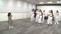 「Chopstick」を踊る少女（左）とNiziU。(c)TBS